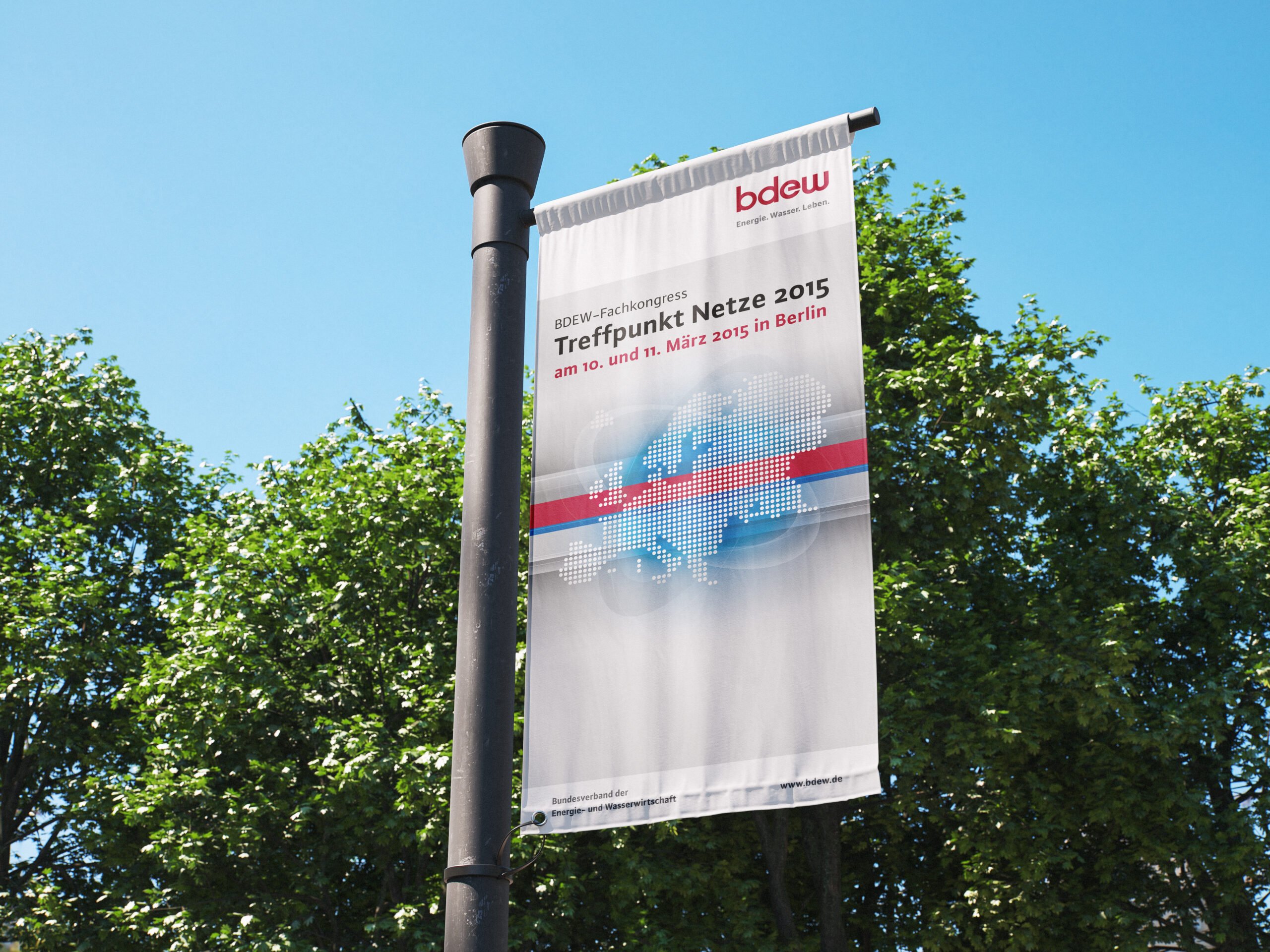 Fahne an Fahnenmast, Motiv der Fahne: Treffpunkt Netze 2015, Veranstaltungshinweis zu einer BDEW Veranstaltung