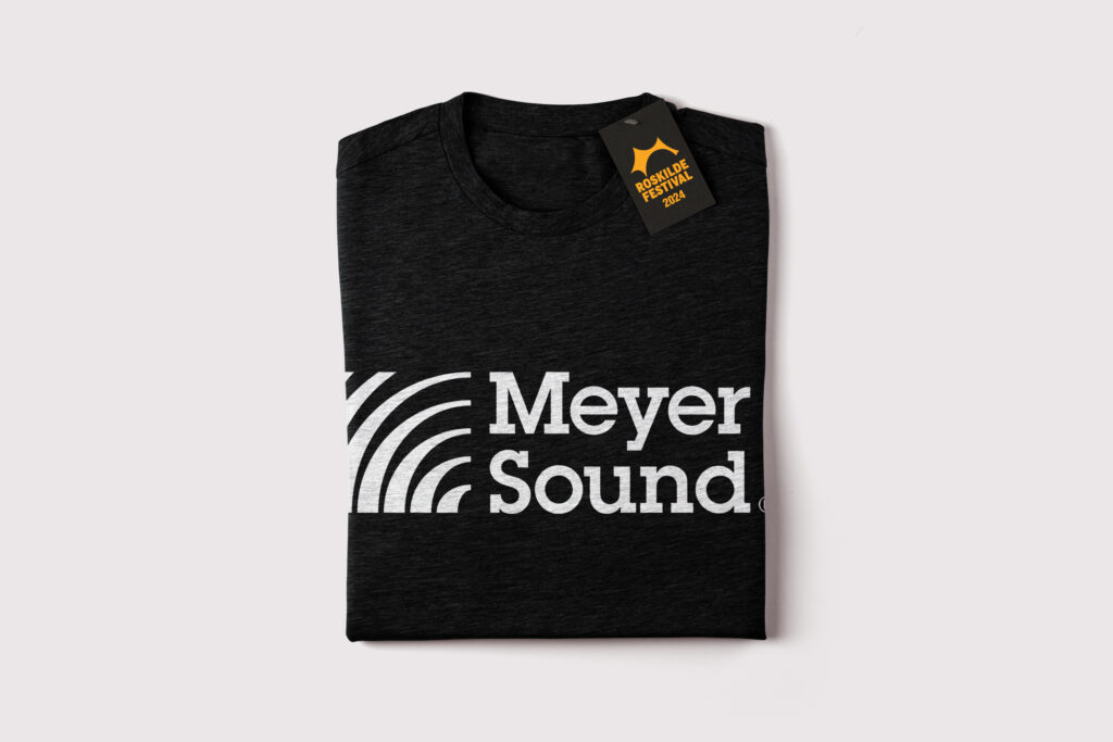 T-Shirt mit Meyer Sound Logo und Roskilde Festival Tag.